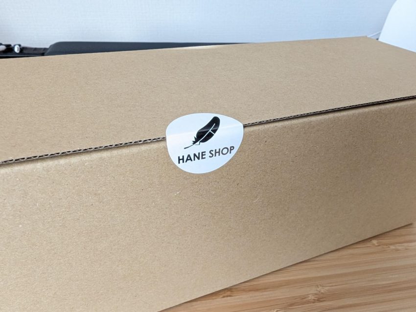 橋本義肢製作株式会社のフェルトマットが到着、箱に入っている様子　拡大　HANEショップというブランドロゴシールが貼られている様子